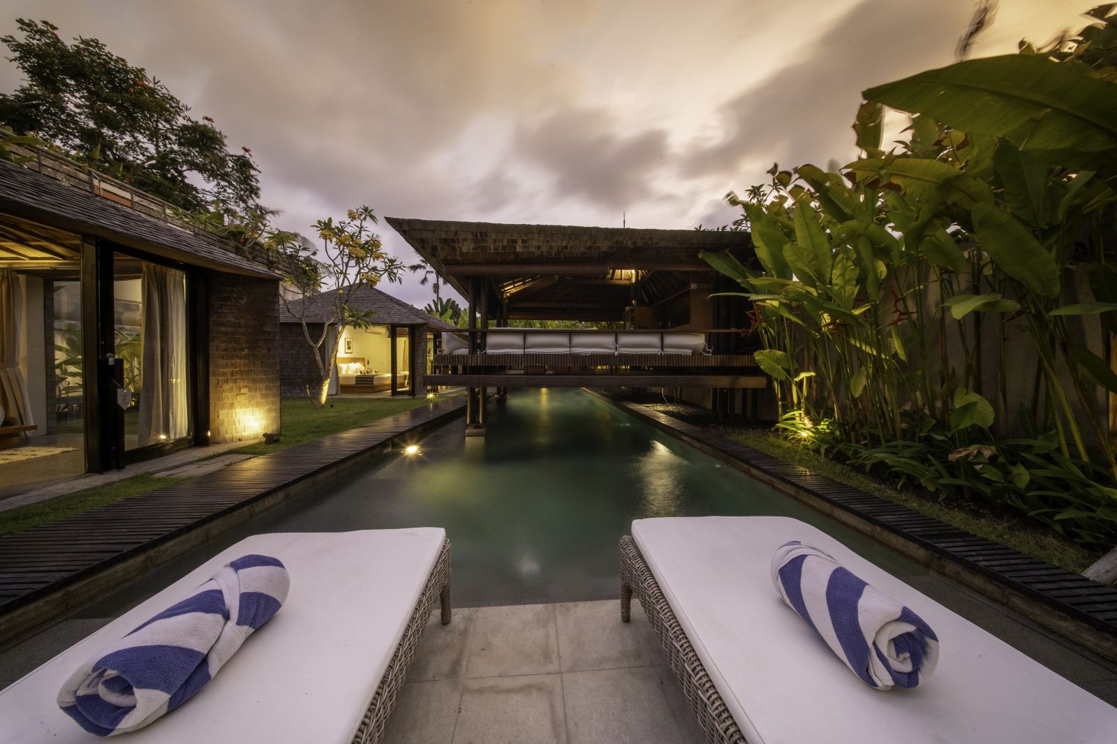 TROPICAL RESORT-STYLE VILLA